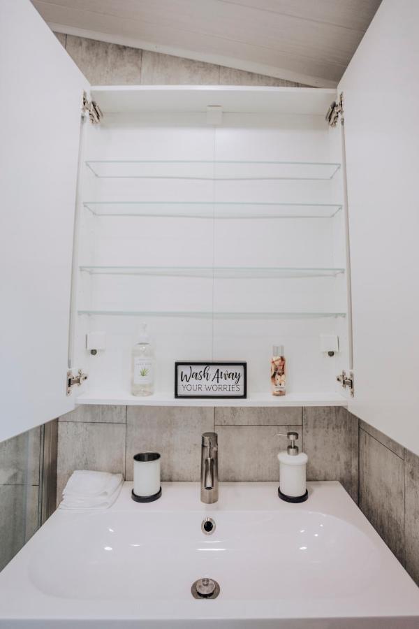 Modern & Cozy Stand-Alone Apartment - Perfect Stay Painted Post Buitenkant foto
